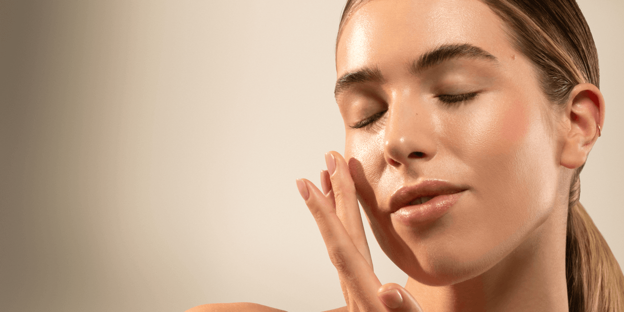 Women toucher her face with her fingers